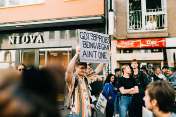 Mann hält Schild hoch auf Fridays for Future Klimastreik