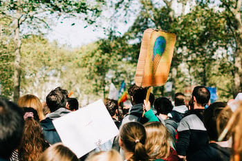 Schild mit Erdkugel Eistüte auf Fridays for Future Klimastreik