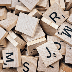 Ein Scrabble-Turm aus Buchstaben