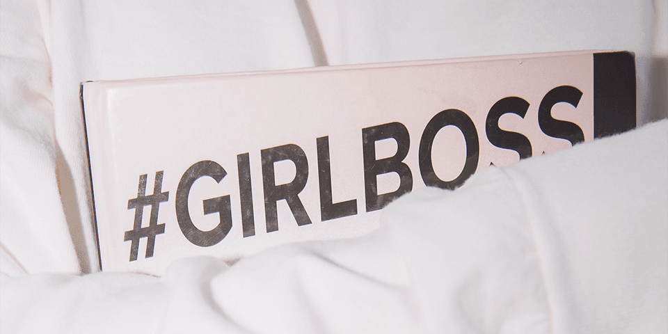 Schild mir der Aufschrift #GIRLBOSS