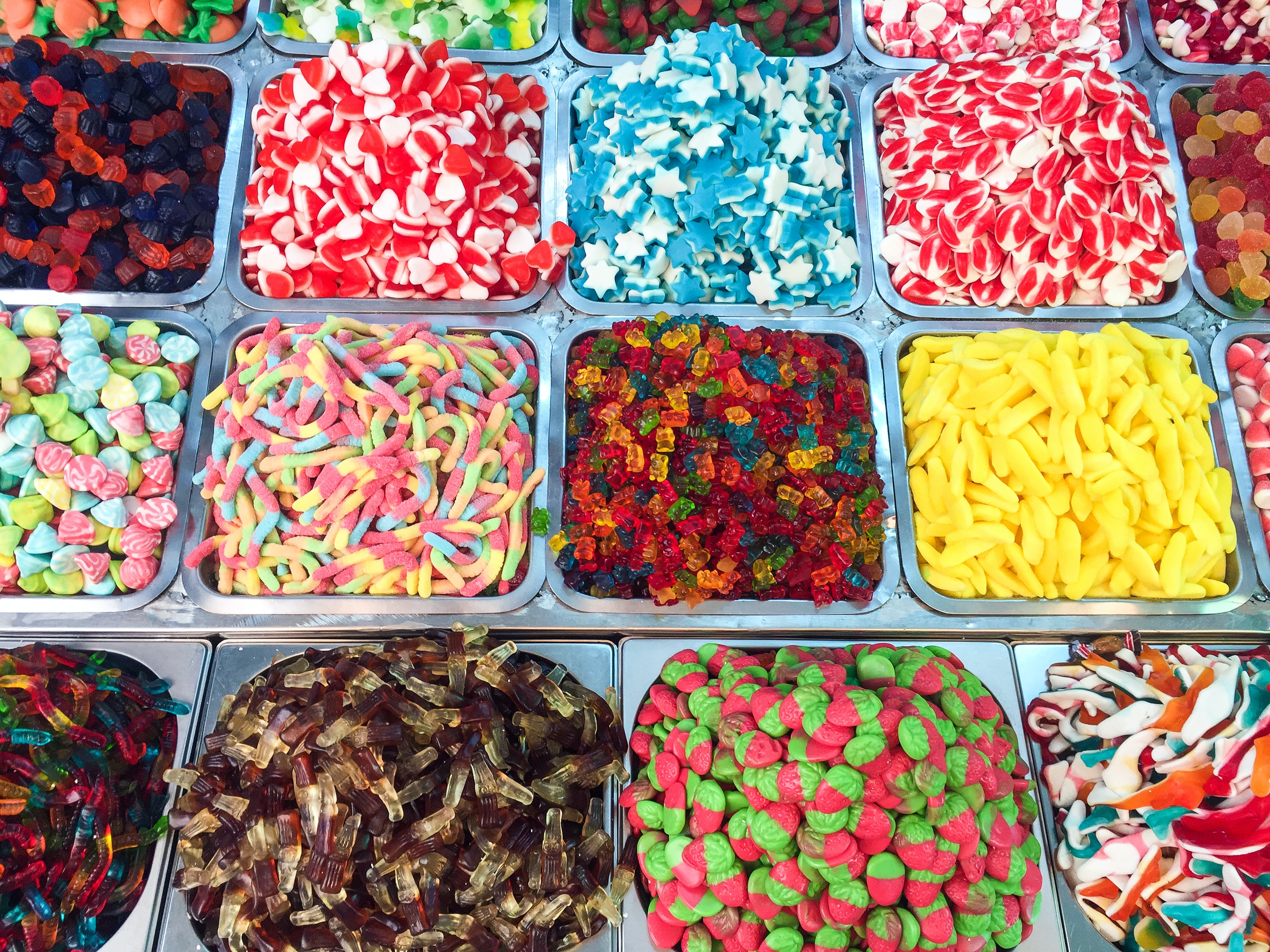 Auslage an verschiedenen Süßigkeiten